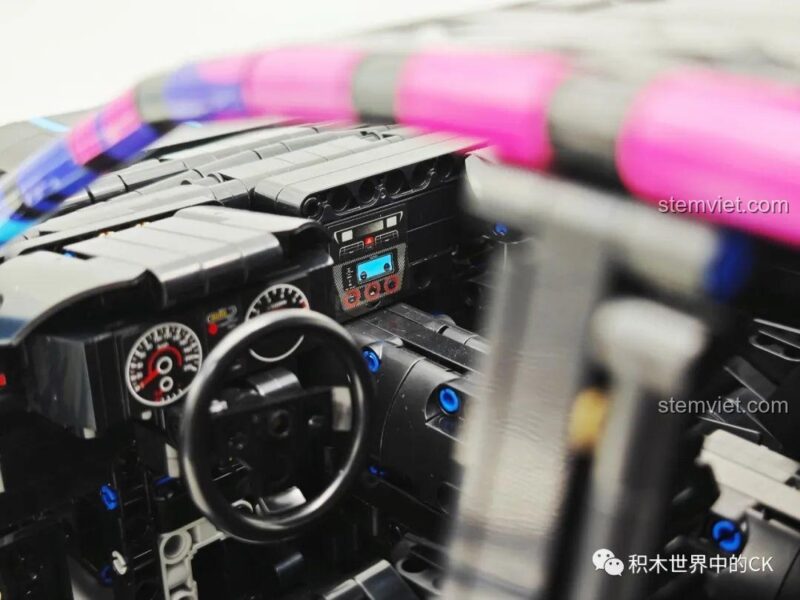 Cốp sau của mô hình xe Subaru WRX STI Jie Star 57010 có thể mở, lộ ra không gian bên trong.