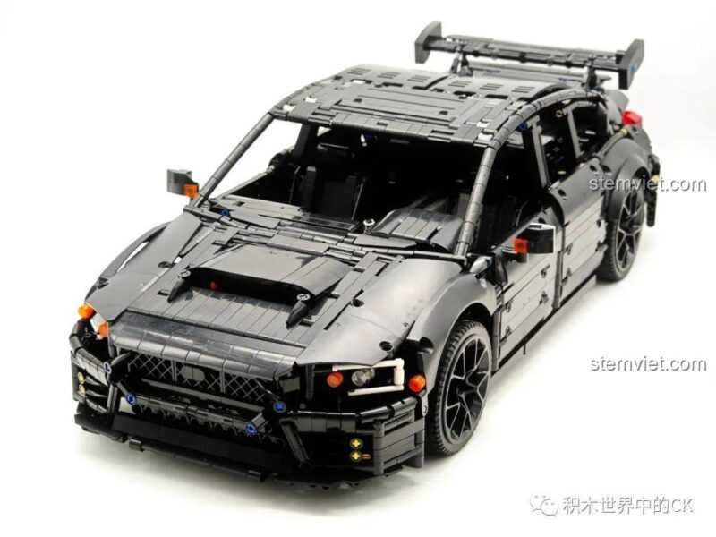 Các tấm thân xe bắt đầu được lắp vào khung gầm của bộ đồ chơi Jie Star 57010 Subaru WRX STI.