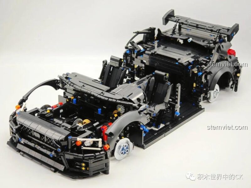 Phần khung gầm và khoang động cơ của bộ lắp ráp Jie Star 57010 Subaru WRX STI đang được xây dựng.