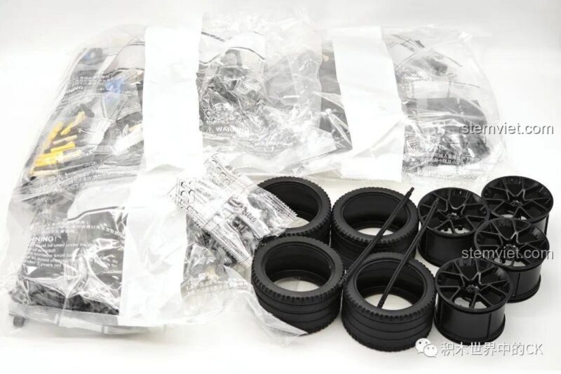 Bộ đồ chơi Jie Star 57010 Subaru WRX STI được đóng gói trong hai hộp riêng biệt, đảm bảo an toàn và dễ vận chuyển.