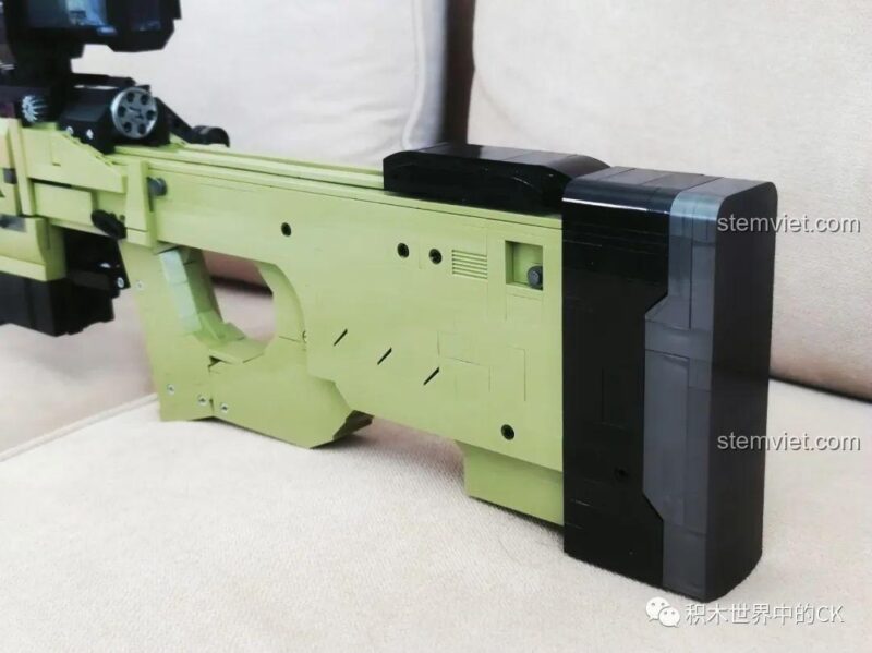 Bé gái chơi với mô hình Súng bắn tỉa AWP JIESTAR 58022, đồ chơi mô hình JIESTAR 58022
