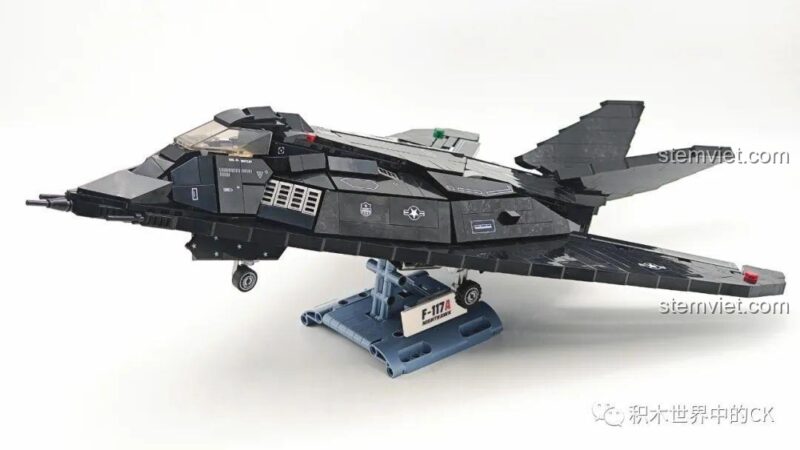 Cận cảnh minifigure phi công đi kèm trong bộ lắp ráp Máy bay tàng hình F-117A Nighthawk.