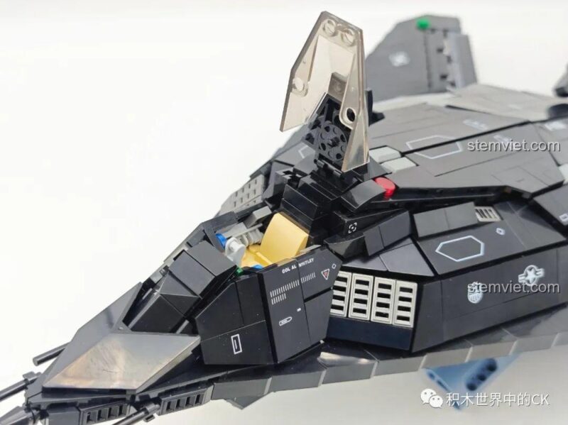 Cận cảnh phần mũi và buồng lái của mô hình JIESTAR 58058 Máy bay tàng hình F-117A Nighthawk.