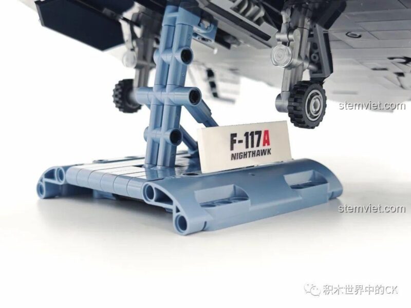 Cánh lái ở đuôi của mô hình JIESTAR 58058 có thể điều chỉnh được.