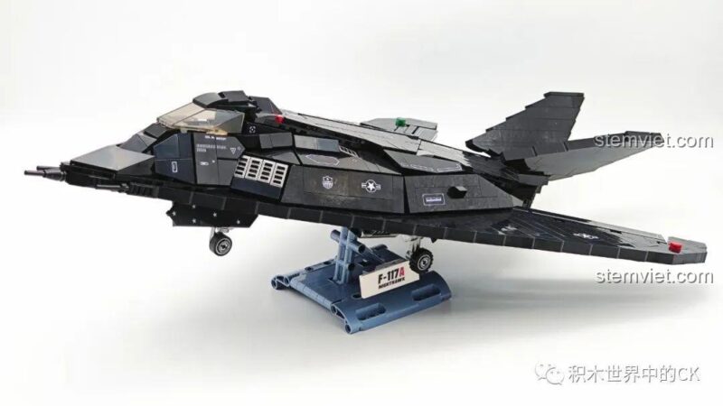 Mô hình JIESTAR 58058 Máy bay tàng hình F-117A Nighthawk đã hoàn thiện, được đặt trên giá đỡ trưng bày.