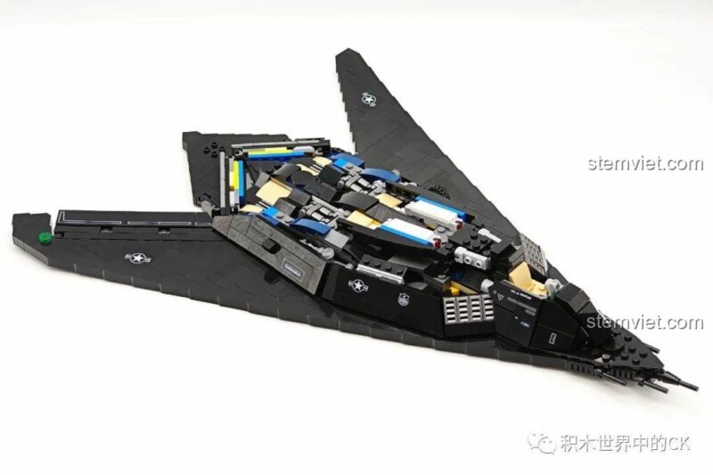 Gắn các tấm vỏ ngoài màu đen lên khung của mô hình Máy bay tàng hình F-117A Nighthawk JIESTAR 58058.
