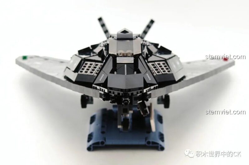 Mô hình JIESTAR 58058 Máy bay tàng hình F-117A Nighthawk hoàn chỉnh trên giá đỡ, nhìn từ bên cạnh.