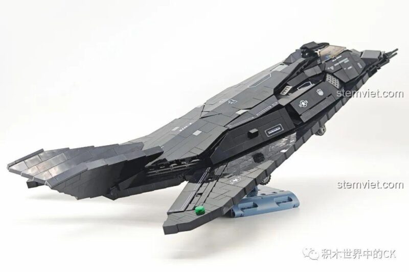 Mô hình JIESTAR 58058 nhìn từ trên xuống, khoe trọn hình dáng cánh dơi đặc trưng của F-117A Nighthawk.