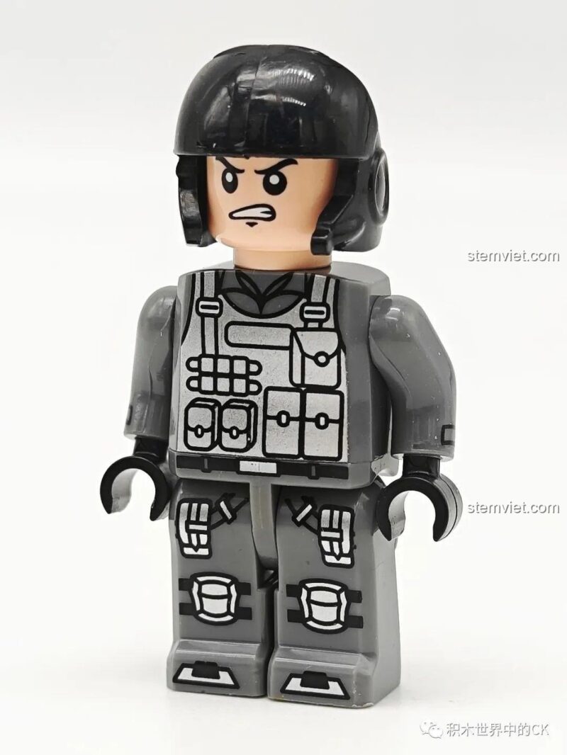Quá trình lắp ráp phần thân dưới của máy bay JIESTAR 58058 cùng minifigure phi công.