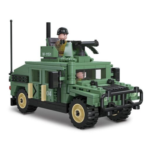 Mô hình xe quân sự Humvee M1151 JIESTAR 61026 với 2 lính, đồ chơi lắp ráp cho bé trai 6 tuổi.