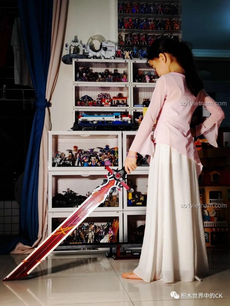 Cosplay nhân vật Genshin Impact với Mô hình Kiếm "Wolf's Gravestone"