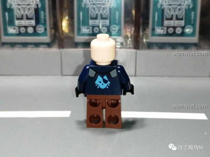 Minifigure Crow Brawl Stars JiSi 1702 nhìn từ cạnh, chi tiết áo khoác