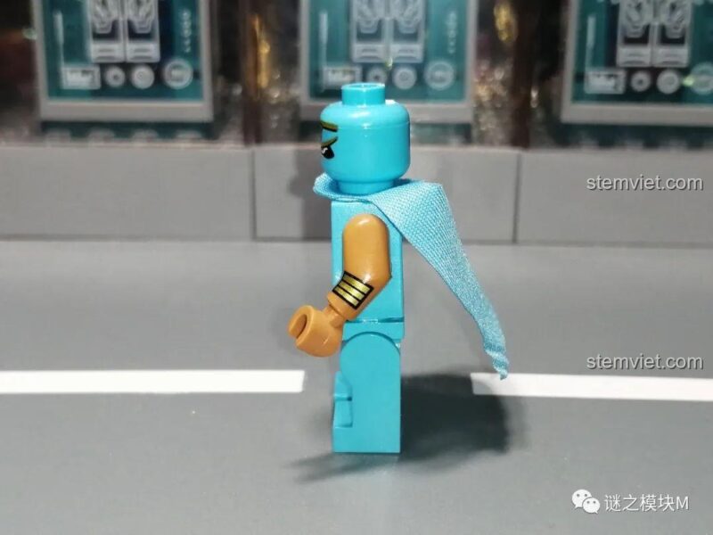 Minifigure Tara Brawl Stars JiSi 1702 nhìn từ cạnh, chi tiết áo choàng