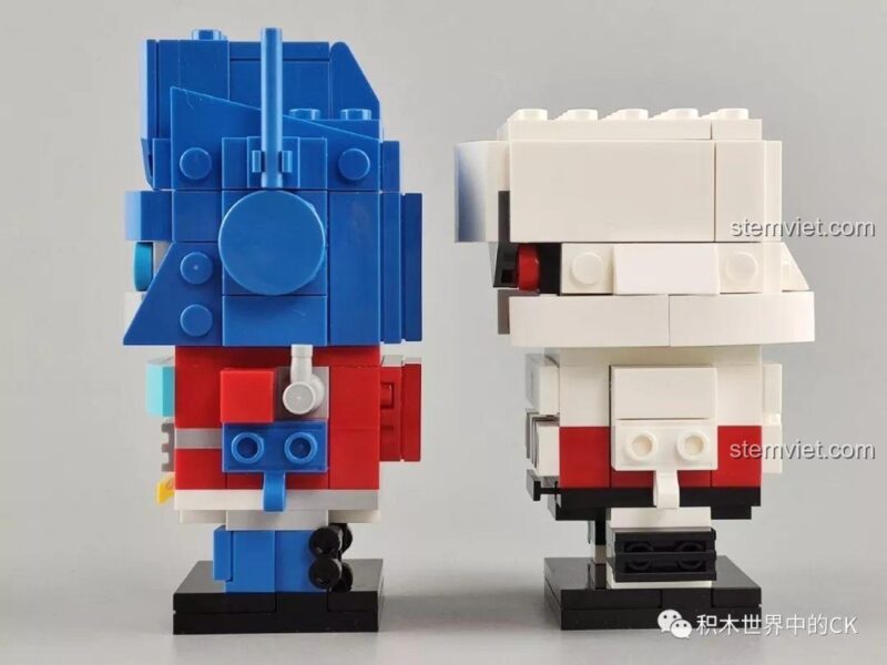Ảnh chụp chính diện hai mô hình lắp ráp JISI. Bộ lắp ráp Robot Shockwave có thiết kế tương tự, chi tiết và sắc nét.