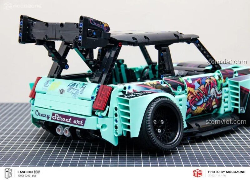 Decal 'Crazy Street art' trên đuôi xe của bộ xếp hình Xe hơi BMW MINI phong cách đường phố.