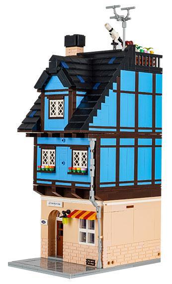 Mô hình hoàn thiện của bộ lắp ráp Hiệu sách Kelly Kalos Blocks 61004. Tòa nhà 3 tầng với kiến trúc châu Âu cổ điển, màu xanh và kem, phù hợp cho bé gái 6 tuổi.