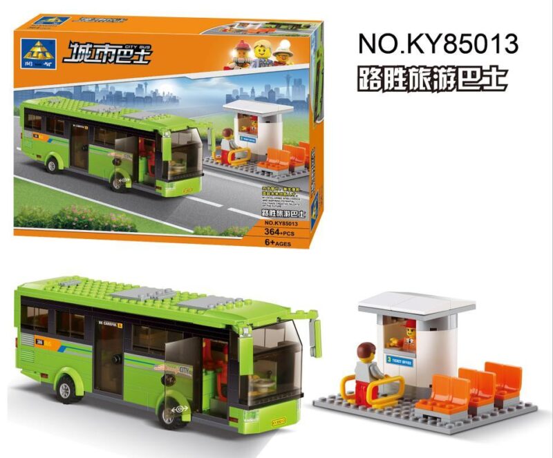 Hộp sản phẩm bộ lắp ráp Xe buýt du lịch KAZI KY85013 với 364 chi tiết, phù hợp cho bé trai 6 tuổi. Hộp có hình ảnh chiếc xe buýt màu xanh lá và trạm chờ.