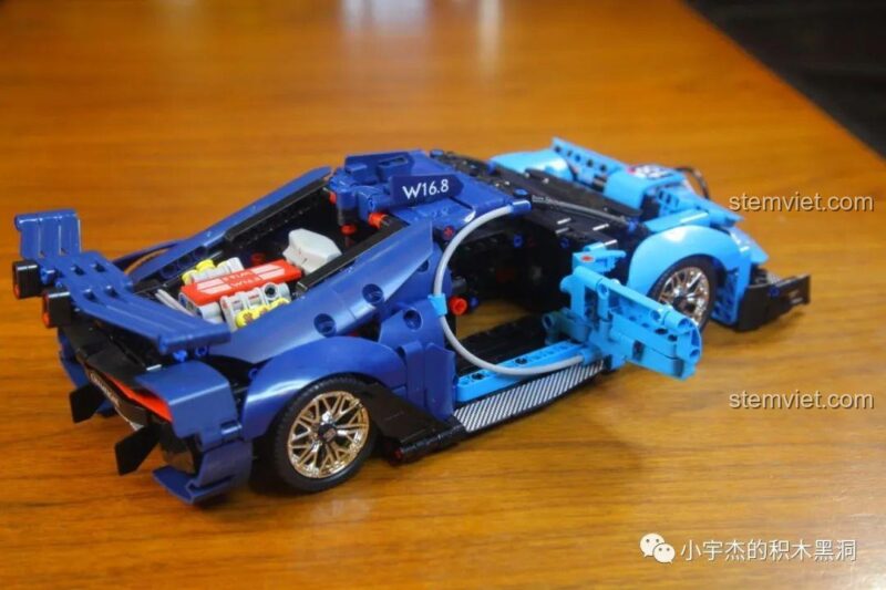 Cận cảnh chi tiết khối động cơ W16 của đồ chơi lắp ghép Xe đua Bugatti Vision Gran Turismo, một điểm nhấn kỹ thuật hấp dẫn.