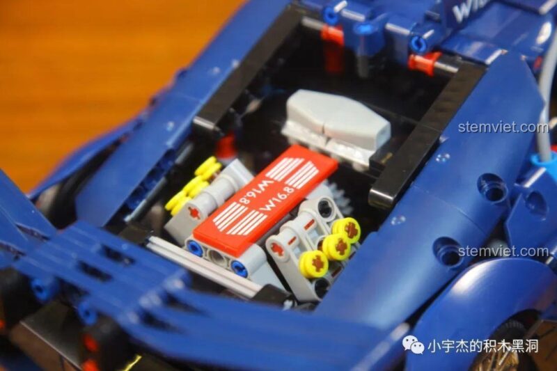 Gầm xe của mô hình Bugatti Vision Gran Turismo KBOX, cho thấy cấu trúc khung gầm Technic phức tạp và chắc chắn.