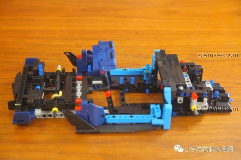 Quá trình lắp ráp khung gầm của bộ lắp ráp Concept car Bugatti Vision Gran Turismo KBOX, sử dụng các chi tiết Technic phức tạp.