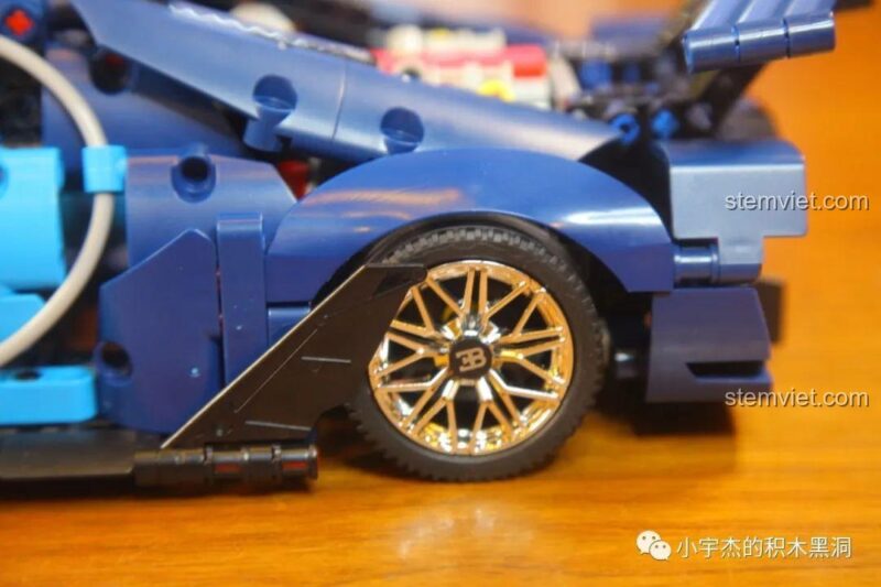 Góc nhìn từ phía trước của bộ lắp ráp Bugatti Vision Gran Turismo, làm nổi bật lưới tản nhiệt hình móng ngựa đặc trưng và cụm đèn pha sắc lẹm.