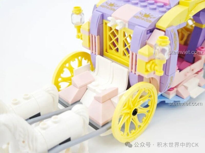 Chi tiết ghế ngồi cho người đánh xe và bánh xe phía trước của mô hình Keeppley 36012.