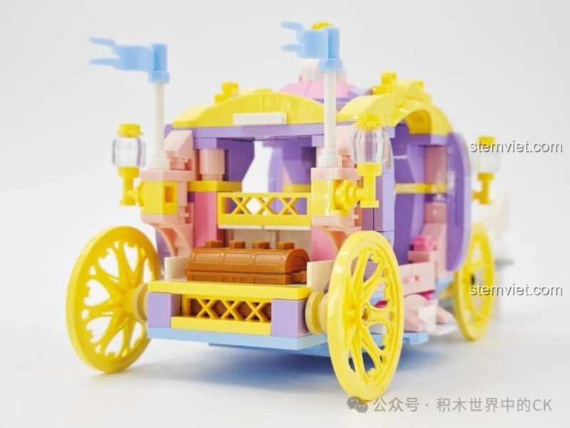 Chi tiết trang trí và cấu trúc phía sau của mô hình xe ngựa Keeppley 36012.