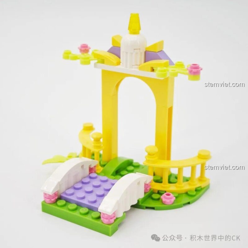 Chi tiết mô hình cổng chào nhỏ trong bộ lắp ráp Xe ngựa công chúa 36012.