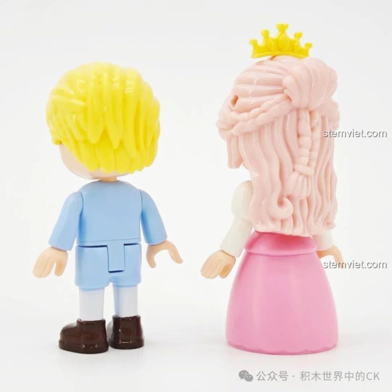 Mặt sau của 2 nhân vật công chúa và hoàng tử, thể hiện chi tiết tóc và trang phục.