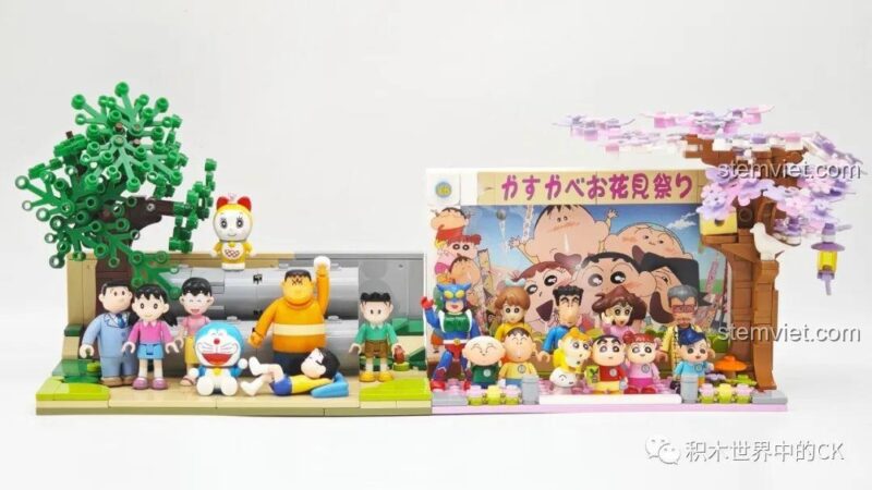 So sánh bộ đồ chơi Crayon Shin-chan: Lễ Hội Hoa Anh Đào Kasukabe với mô hình khác, Qman FM0616 Cảnh Kasukabe, chất lượng tương đương LEGO®, giá hợp lý