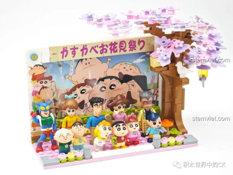 Cận cảnh mô hình Crayon Shin-chan: Lễ Hội Hoa Anh Đào Kasukabe với các minifigure, bộ đồ chơi đồ chơi lắp ghép Crayon Shin-chan, chi tiết tinh xảo, cho bé 6 tuổi
