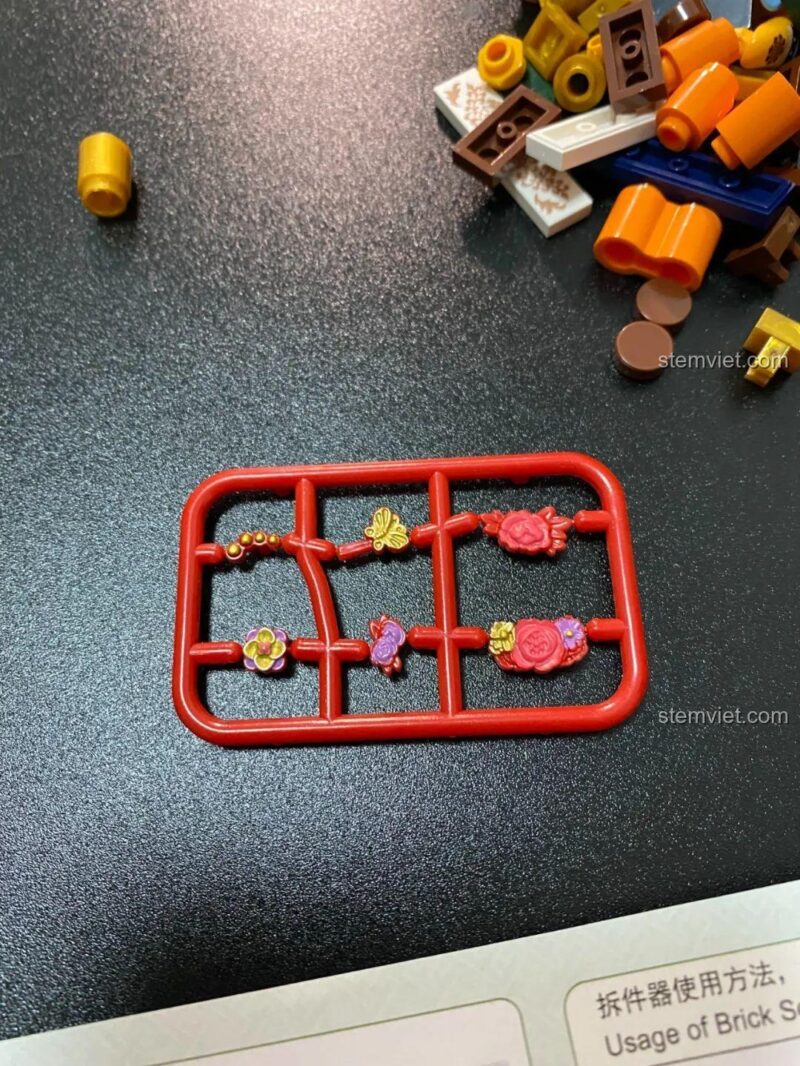 Phần nền tuyết và chi tiết kiến trúc của bộ xếp hình Keeppley K10144 Hoàng Thành Hí Tuyết, tạo nên cảnh quan mùa đông sống động, đồ chơi giáo dục cho bé.