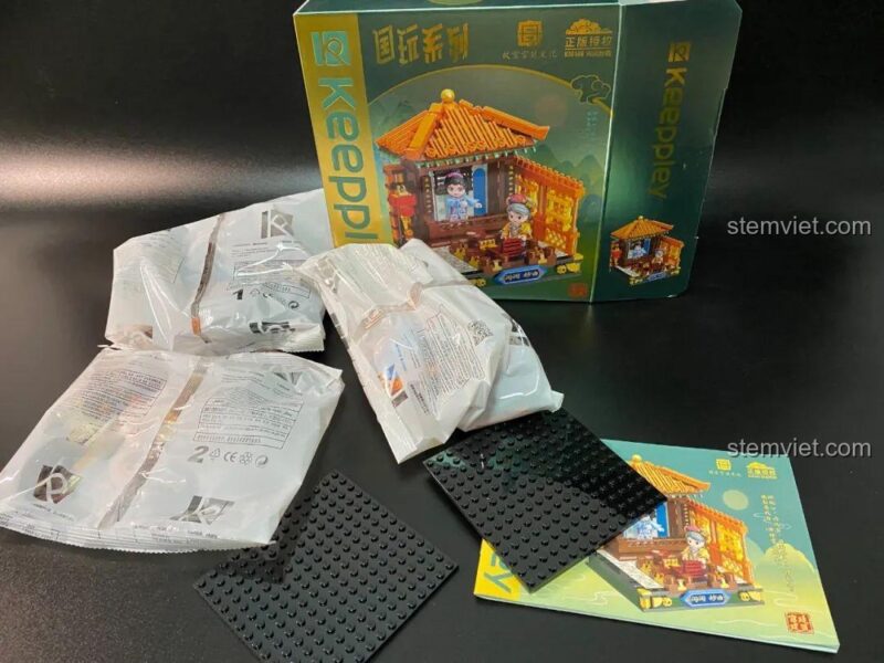 Các túi mảnh ghép và đế lắp ráp của bộ đồ chơi mô hình Kiến trúc cổ trang Keeppley K10146, sẵn sàng cho bé gái 6 tuổi lắp ráp