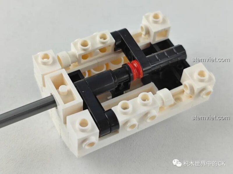 Cận cảnh mũ bảo hiểm mạ vàng của mô hình Keeppley K10209, không thuộc sản phẩm này.
