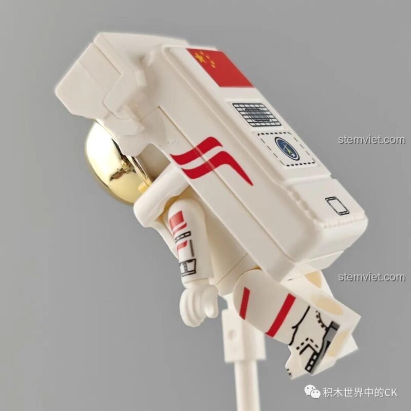 Các bộ phận của mô hình Keeppley K10210 trước khi lắp ráp hoàn chỉnh: thân trạm, đế và minifigure phi hành gia.