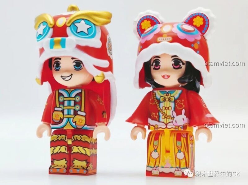 Mô hình hoàn chỉnh của bộ lắp ghép Keeppley K19905 May Mắn Đến Xuân Quý Mão, nhìn từ góc chính diện, rực rỡ sắc đỏ và vàng, biểu tượng thịnh vượng.