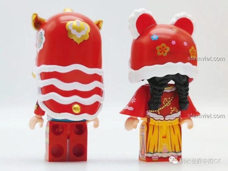 Mô hình hoàn chỉnh đồ chơi mô hình Keeppley K19905 Thỏ May Mắn, nhìn từ góc nghiêng, thể hiện sự kết hợp hài hòa giữa các chi tiết và màu sắc, thu hút mọi ánh nhìn.