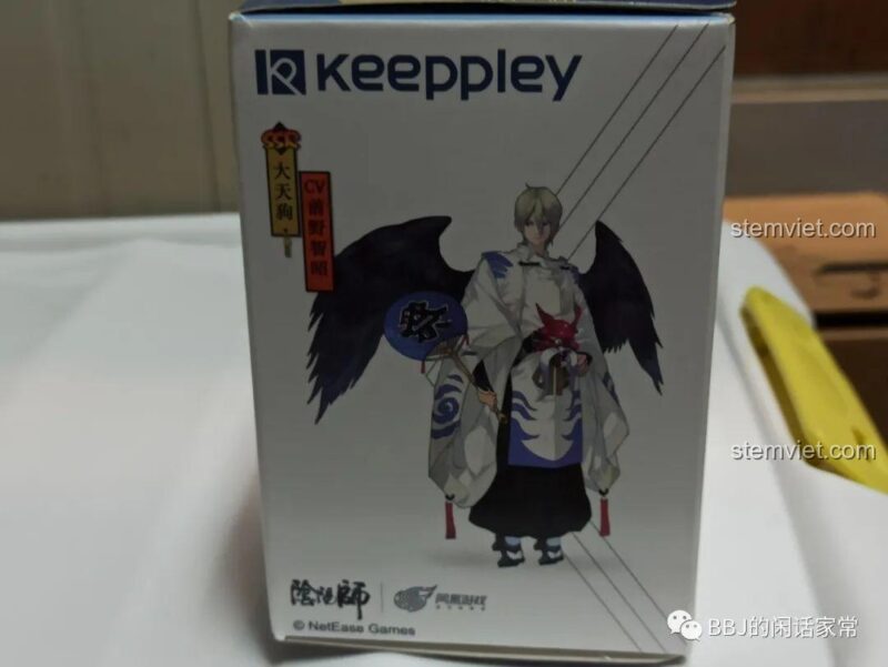 Mặt bên của hộp Keeppley K20108, in hình artwork gốc của nhân vật game Đại Thiên Cẩu trong Âm Dương Sư, so sánh với phiên bản lắp ráp.