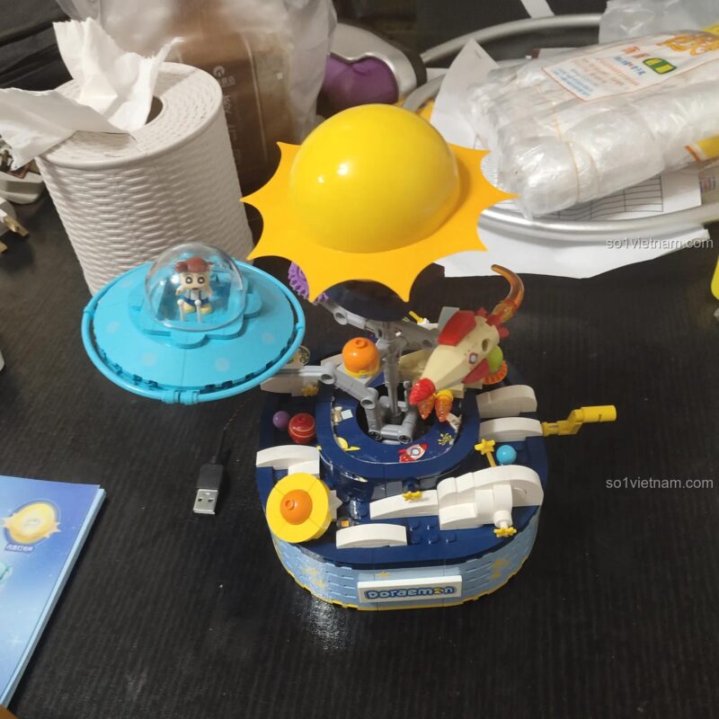 Ảnh review tổng thể bộ lắp ghép Keeppley K20421 Doraemon với hiệu ứng đèn LED, đồ chơi sáng tạo Doraemon cho bé 6 tuổi