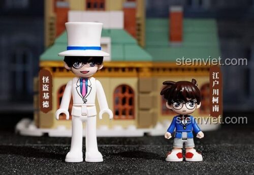 Cận cảnh hai minifigure trong bộ xếp hình Thám tử lừng danh Conan K20706: Kaito Kid trong bộ vest trắng và Conan trong bộ đồ xanh, chất lượng cao.
