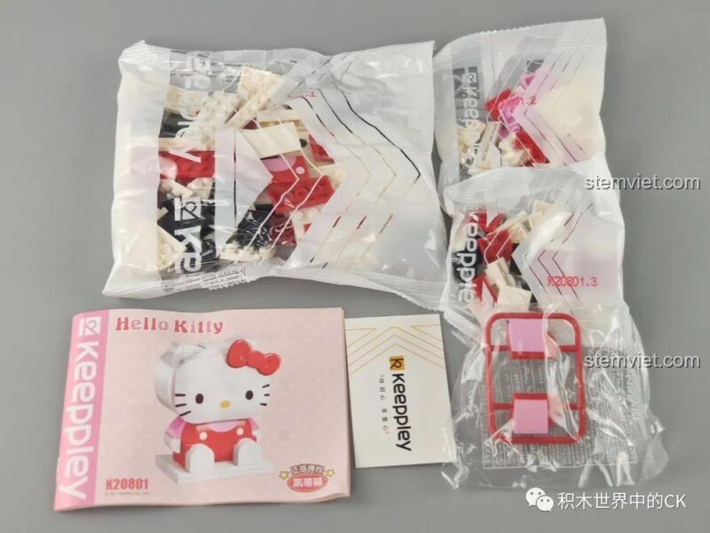 Bên trong hộp bộ đồ chơi Cô mèo Kitty K20801, bao gồm các túi mảnh ghép, sách hướng dẫn và dụng cụ tháo lắp.