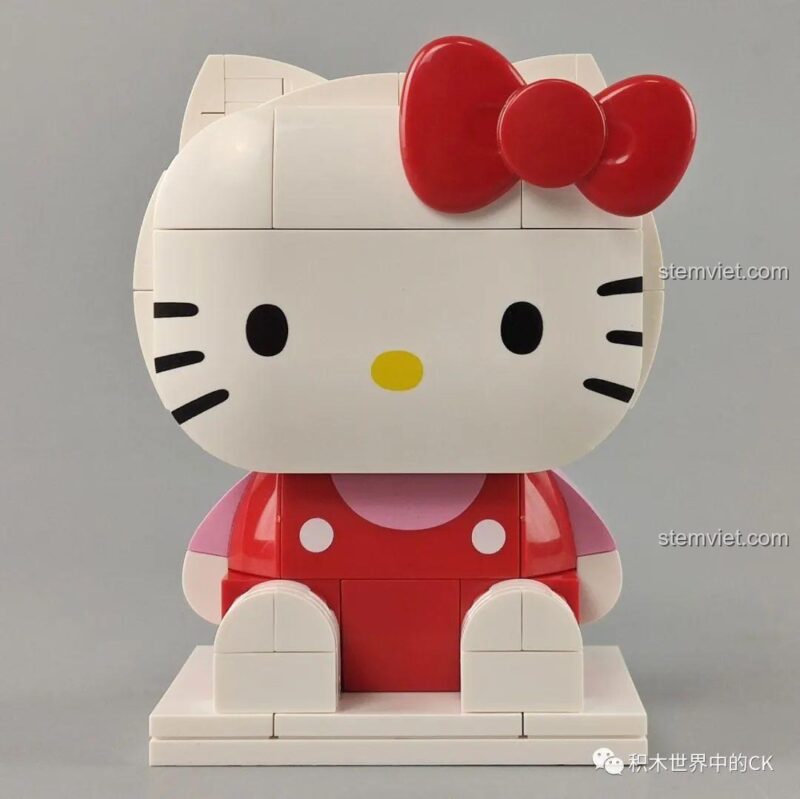Ảnh chụp chính diện mô hình Mèo Kitty dễ thương Keeppley, làm nổi bật chiếc nơ đỏ và bộ yếm đặc trưng.
