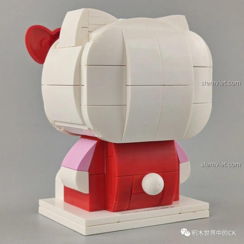 Mặt sau của đồ chơi mô hình Hello Kitty, với chiếc đuôi nhỏ màu trắng xinh xắn.