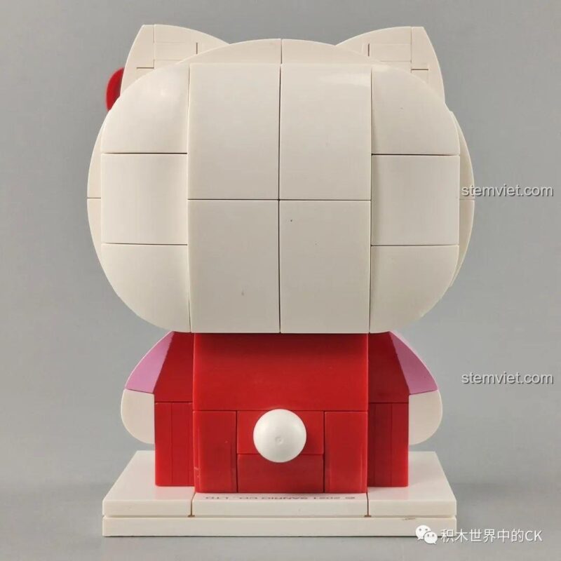 Toàn cảnh mặt sau của bộ xếp hình Hello Kitty, các mảnh ghép trắng được lắp ráp mượt mà, không kẽ hở.