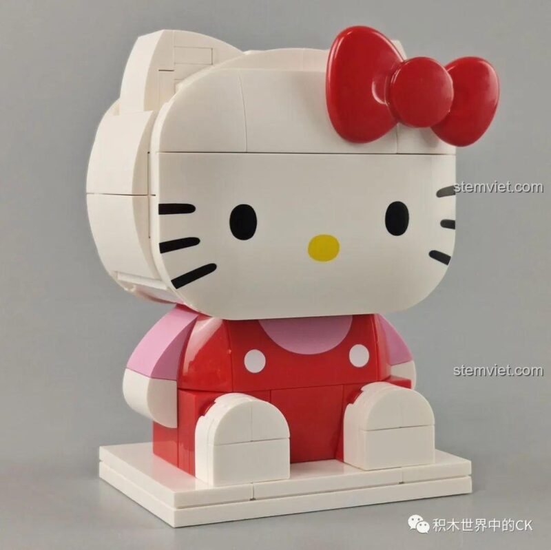 Một góc chụp khác của bộ đồ chơi Mèo Kitty dễ thương, nhấn mạnh vào vẻ ngoài đáng yêu và màu sắc tươi sáng.