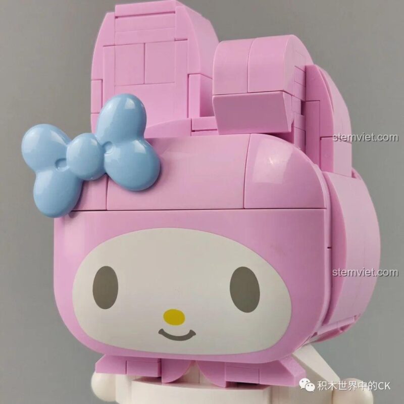 Mô hình My Melody K20802 nhìn từ bên phải.