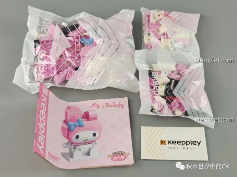 Các tính năng của bộ lắp ghép My Melody K20802 như nơ có thể điều chỉnh.