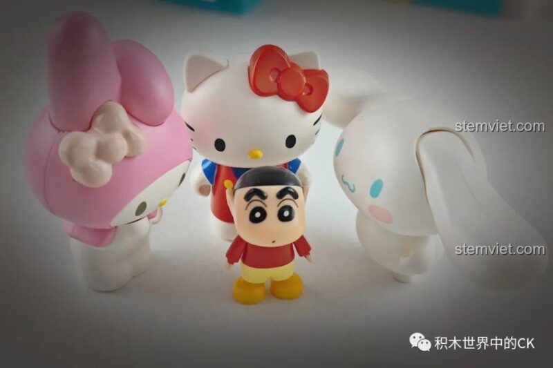 Mặt sau figure Hello Kitty K20807, thể hiện chi tiết hoàn thiện, chất lượng cao của bộ lắp ghép Keeppley.