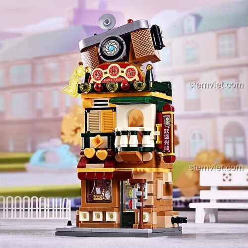Mô hình Tiệm Ảnh Cổ Keeppley K28015 sau khi lắp ráp hoàn chỉnh, với chi tiết nóc nhà hình máy ảnh độc đáo. Một bộ xếp hình kiến trúc giá tốt.