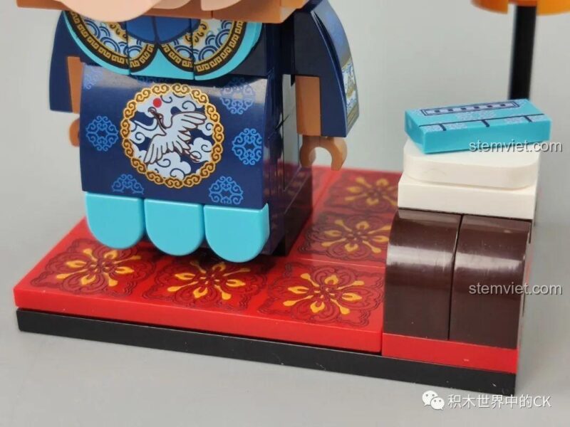 Góc nhìn ngang mô hình Khỉ và Gà Giám Chính Keeppley, bộ lắp ghép Rồng Giám Chính, chi tiết trang phục và phụ kiện.